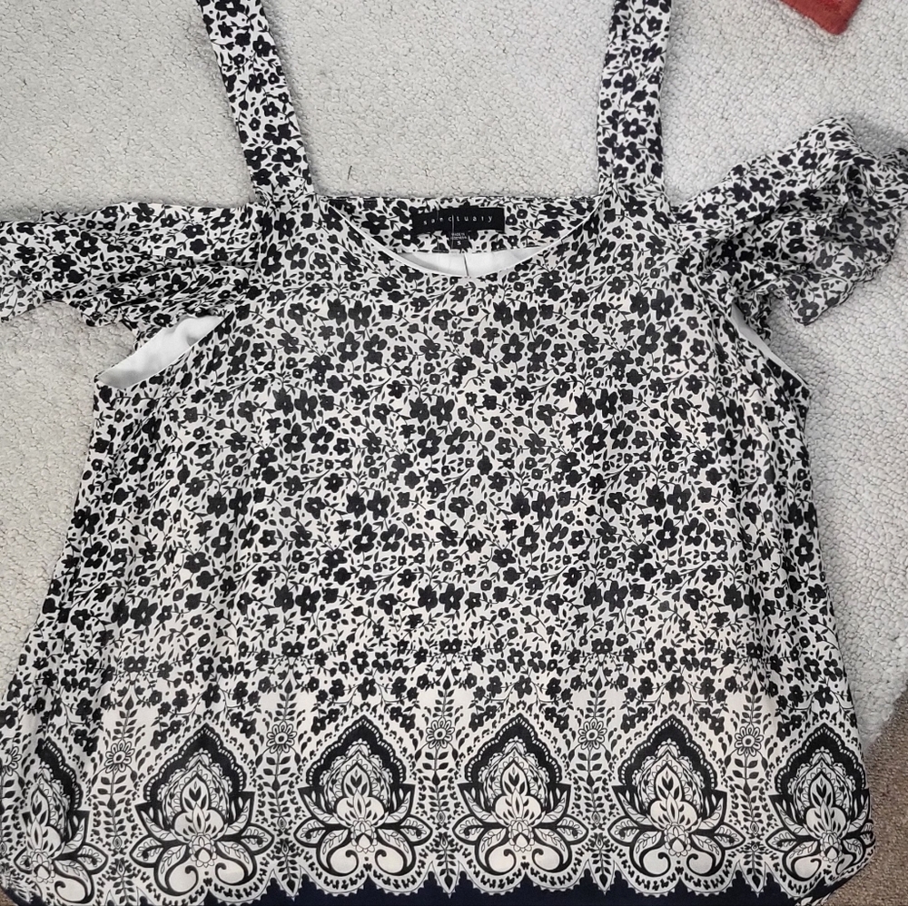 Sanctuary top 🖤 - Picture 2 of 4